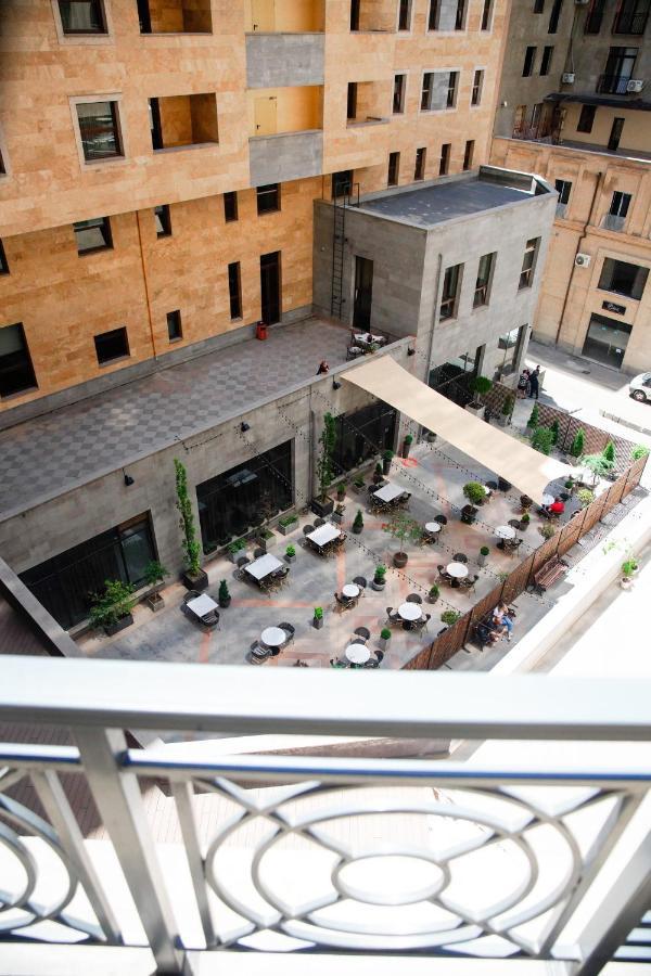 City Center Appartment At Buzand St. エレバン エクステリア 写真